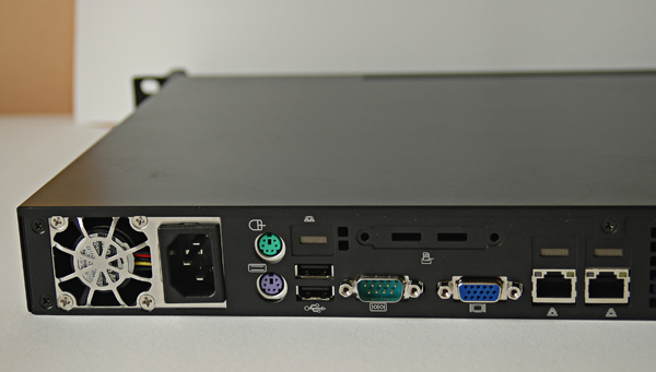  Osazeno 2xGbit LAN, VGA, 2xUSB, RS232 KB, myš  